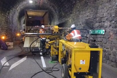Des ouvriers en train de travailler dans un tunnel - Agrandir l'image, fenêtre modale