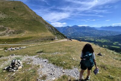 Une jeune fille de dos dans un paysage de montagne. - Agrandir l'image 7 sur 7, fenêtre modale