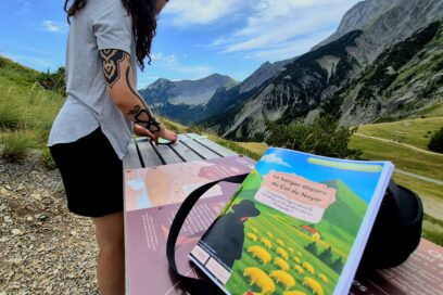 Une jeunes fille devant une table d'interprétation en montagne - Agrandir l'image, fenêtre modale