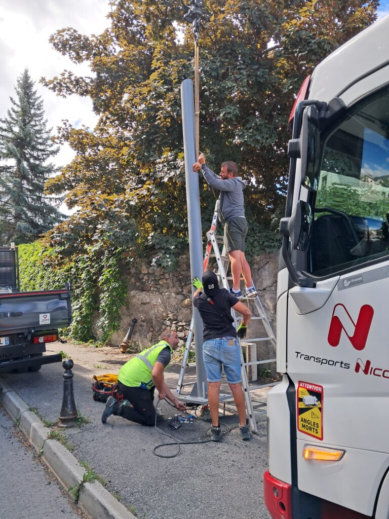 Panneau d'information à Led en train d'être installé - Agrandir l'image, fenêtre modale