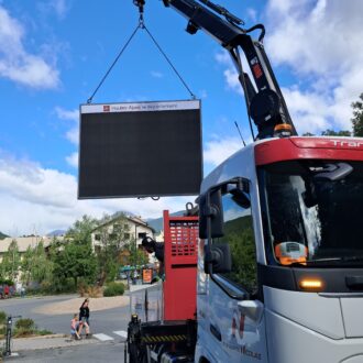 Panneau d'information à Led en train d'être installé