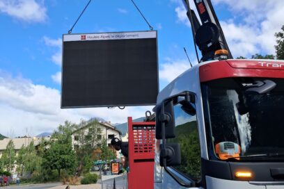 Panneau d'information à Led en train d'être installé - Agrandir l'image, fenêtre modale
