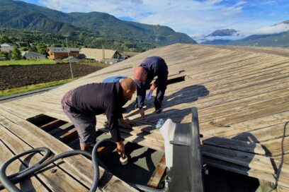 Trois hommes sur un toit en mélèze. - Agrandir l'image, fenêtre modale
