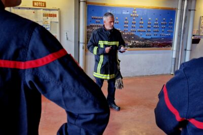 Un pompier réuni ses équipes pour leur donner les instructions pour la manoeuvre du jour. - Agrandir l'image 3 sur 6, fenêtre modale