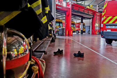 Dans un hangar de stationnement des véhicules de pompier. - Agrandir l'image 2 sur 6, fenêtre modale