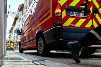 Deux véhicules de pompier dans une rue semi-piétonne. - Agrandir l'image 1 sur 6, fenêtre modale