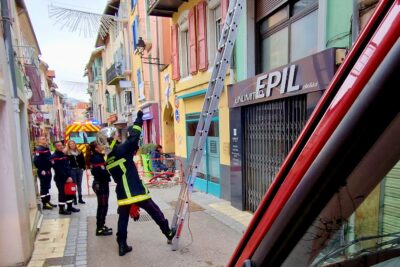 Des pompier dans une rue de centre-ville - Agrandir l'image 6 sur 6, fenêtre modale