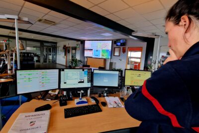 une femme pompier l'ai concentré en regardant 4 écrans de contrôle - Agrandir l'image 5 sur 6, fenêtre modale