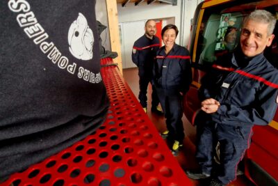 Trois pompiers dans leur caserne, deux homme et une femme/ - Agrandir l'image 4 sur 5, fenêtre modale