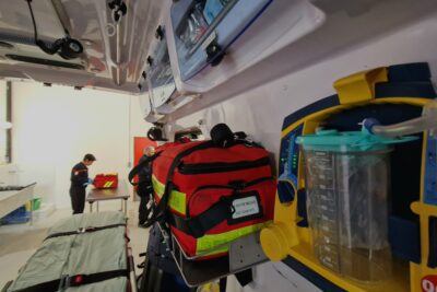 À l'intérieure d'une ambulance des pompiers. - Agrandir l'image 1 sur 5, fenêtre modale