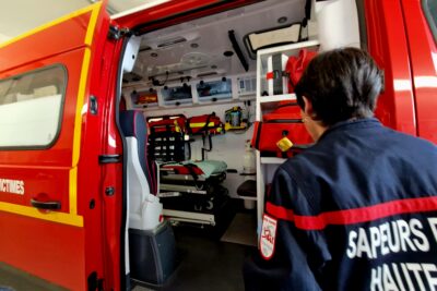 Une femme pompier s'aprête à contrôler le matérielle d'une ambulance. - Agrandir l'image 4 sur 6, fenêtre modale