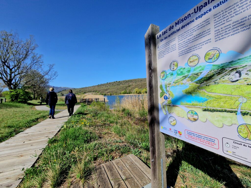 Deux femmes se balade sur une cheminement en bois autour du lac de Mison - Agrandir l'image, fenêtre modale
