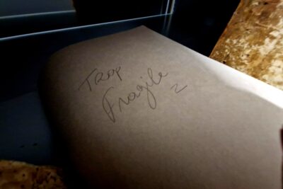 Une pochette en papier sur laquelle est écrit "trop fragile". - Agrandir l'image 3 sur 8, fenêtre modale