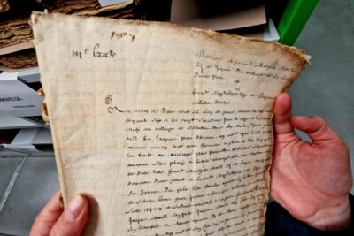 Des pages manuscrites pareilles à un parchemin. - Agrandir l'image 2 sur 8, fenêtre modale