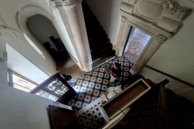 Deux femme dans le hall d'un chateau prise en contre plongée. - Agrandir l'image 11 sur 11, fenêtre modale