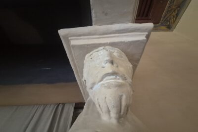 Détail (un visage) d'une cheminée du château de Montmaur. - Agrandir l'image 9 sur 11, fenêtre modale
