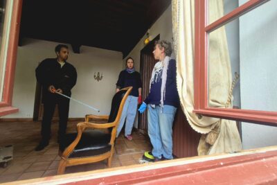 Trois agents du Cedra dans une salle du château - Agrandir l'image 4 sur 11, fenêtre modale