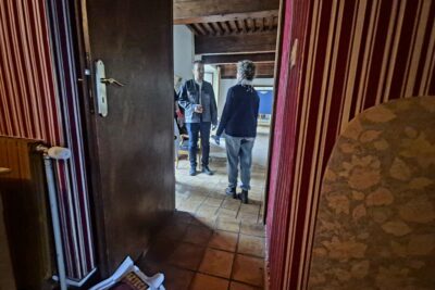 Des agents du Cedra dans une salle du château - Agrandir l'image 3 sur 11, fenêtre modale
