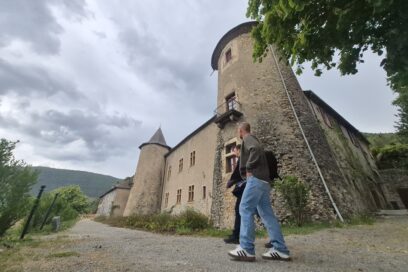 Deux agents du Cedra en train de marcher devant le château de Montmaur. - Agrandir l'image, fenêtre modale