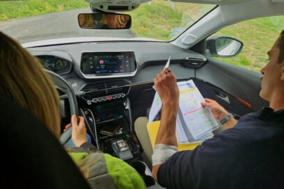 Un homme et une femme dans une voiture. - Agrandir l'image, fenêtre modale