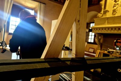 Derrière un chevalet un bois un agent du Cedra bricole - Agrandir l'image 2 sur 11, fenêtre modale
