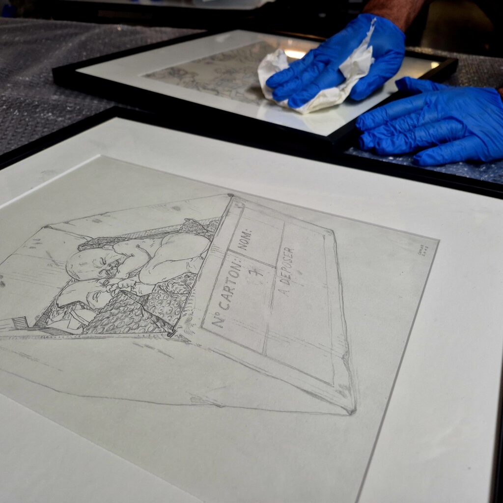 Des dessins encadrés se font nettoyer.