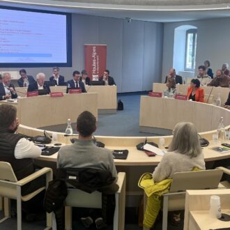 Des hommes et des femmes réunis dans un hémicycle.