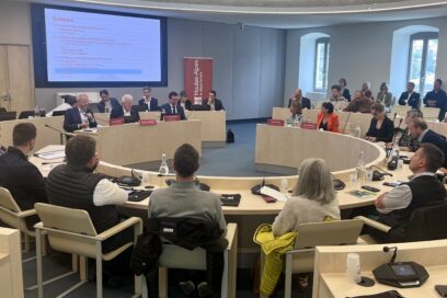 Des hommes et des femmes réunis dans un hémicycle. - Agrandir l'image, fenêtre modale