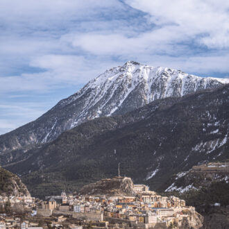 Vue panoramique de Briançon avec les montagnes en toile de fond.