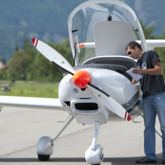 Pilote vérifiant sur un petit avion