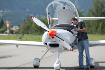 Pilote vérifiant sur un petit avion - Agrandir l'image, fenêtre modale