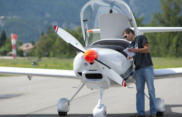 Pilote vérifiant sur un petit avion