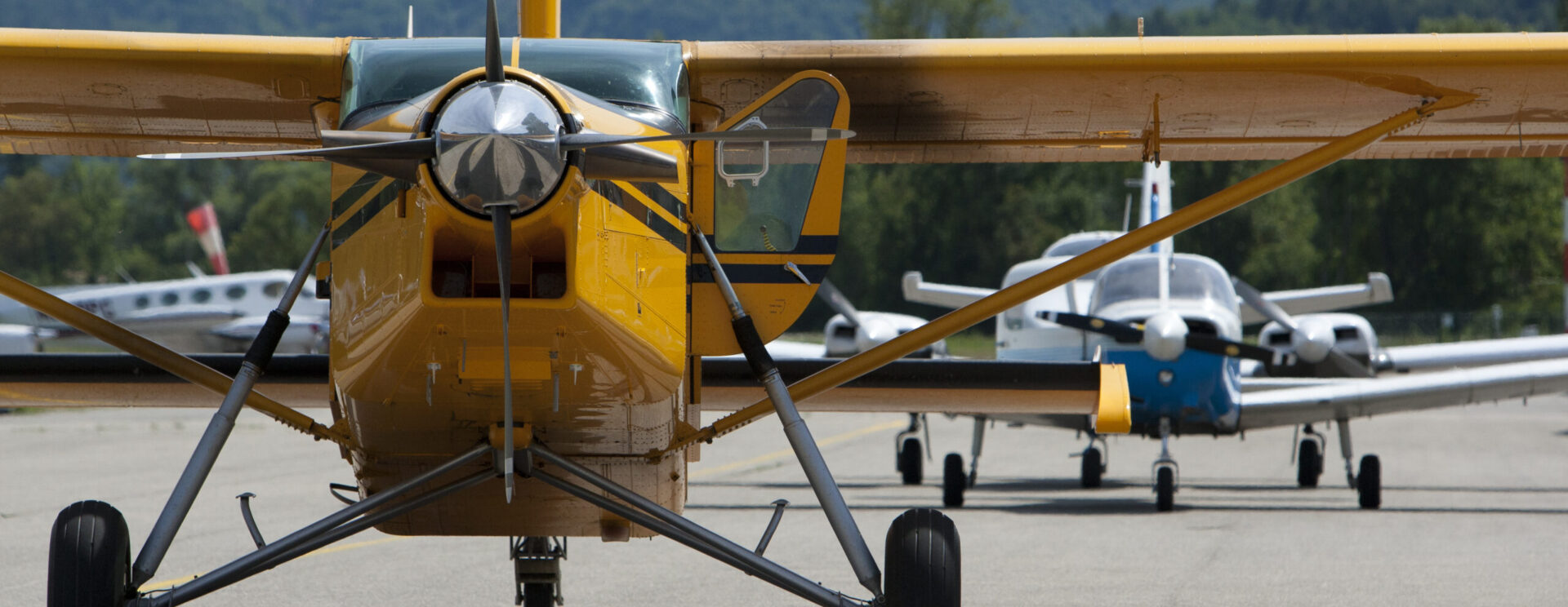Des avions sur la piste de décollage d'un aérodrome.