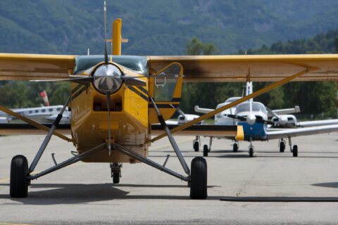 Des avions sur la piste de décollage d'un aérodrome.