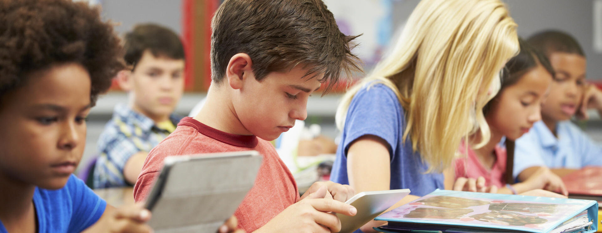 Elèves en classe travaillant sur une tablette numérique