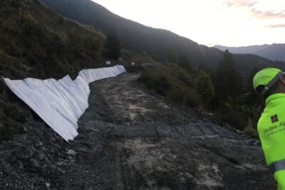 Au milieu de la photo ce qui ressemble à un chemin de terre, assez large. Il partage la photo en deux dans le sens de la largueur. Au dessus du chemin, une pente recouverte d'une espèce de blache blanche. Au-dessus, de la végétation couleurs d'automne. Idem en contre-bas du chemin qui dans l'ensemble semble assez boueux. Les couleurs sont un peu ternes. On devine que le soleil est couchant. - Agrandir l'image 1 sur 3, fenêtre modale
