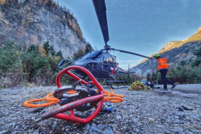 Un hélicoptère à l'arrêt sur une zone de chantier des montagne en fond - Agrandir l'image 18 sur 27, fenêtre modale