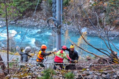 Des ouvriers en train de réceptionner un poteau héliporter en plein montagne. - Agrandir l'image 12 sur 27, fenêtre modale