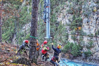Des ouvriers en train de réceptionner un poteau héliporter en plein montagne. - Agrandir l'image 8 sur 27, fenêtre modale
