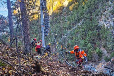 Des ouvriers en train de réceptionner un poteau héliporter en plein montagne. - Agrandir l'image 7 sur 27, fenêtre modale