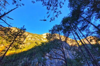 Un hélicoptère dans le ciel, autour des montagne et des arbres - Agrandir l'image 3 sur 27, fenêtre modale