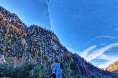 Un hélicoptère prend son envole pour transporter au bout d'une corde les filets de protection de falaise - Agrandir l'image 2 sur 27, fenêtre modale