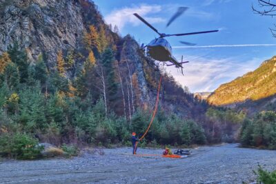 Un helicoptère sur le point de se poser sur la drope zone, en arrière plan des montagnes - Agrandir l'image 1 sur 27, fenêtre modale
