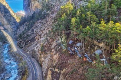 Vu aériennes des trauvaux de protection de la falaise. Des montagnes, le route en contrebas et une rivière - Agrandir l'image 24 sur 27, fenêtre modale