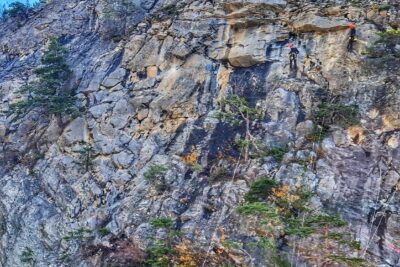 Deux ouvrier cordiste en plein milieu de la paroi de la montagne - Agrandir l'image 23 sur 27, fenêtre modale