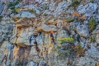 Deux ouvrier cordiste en plein milieu de la paroi de la montagne - Agrandir l'image 22 sur 27, fenêtre modale