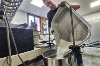 Un agent du laboratoire routier départemental remplit un tamis mécanique de sel routier. - Agrandir l'image 5 sur 8, fenêtre modale