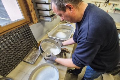 Un agent du département passe du sel routier au tamis. - Agrandir l'image 4 sur 8, fenêtre modale