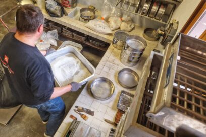 Un agent du département au sein du laboratoire routier départemental. - Agrandir l'image, fenêtre modale