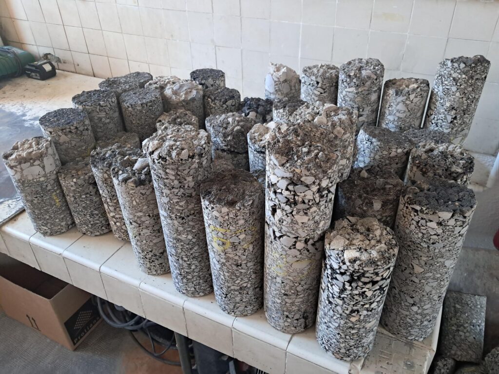 Carottage de bitume réalisés sur le RD 1075 - Agrandir l'image, fenêtre modale